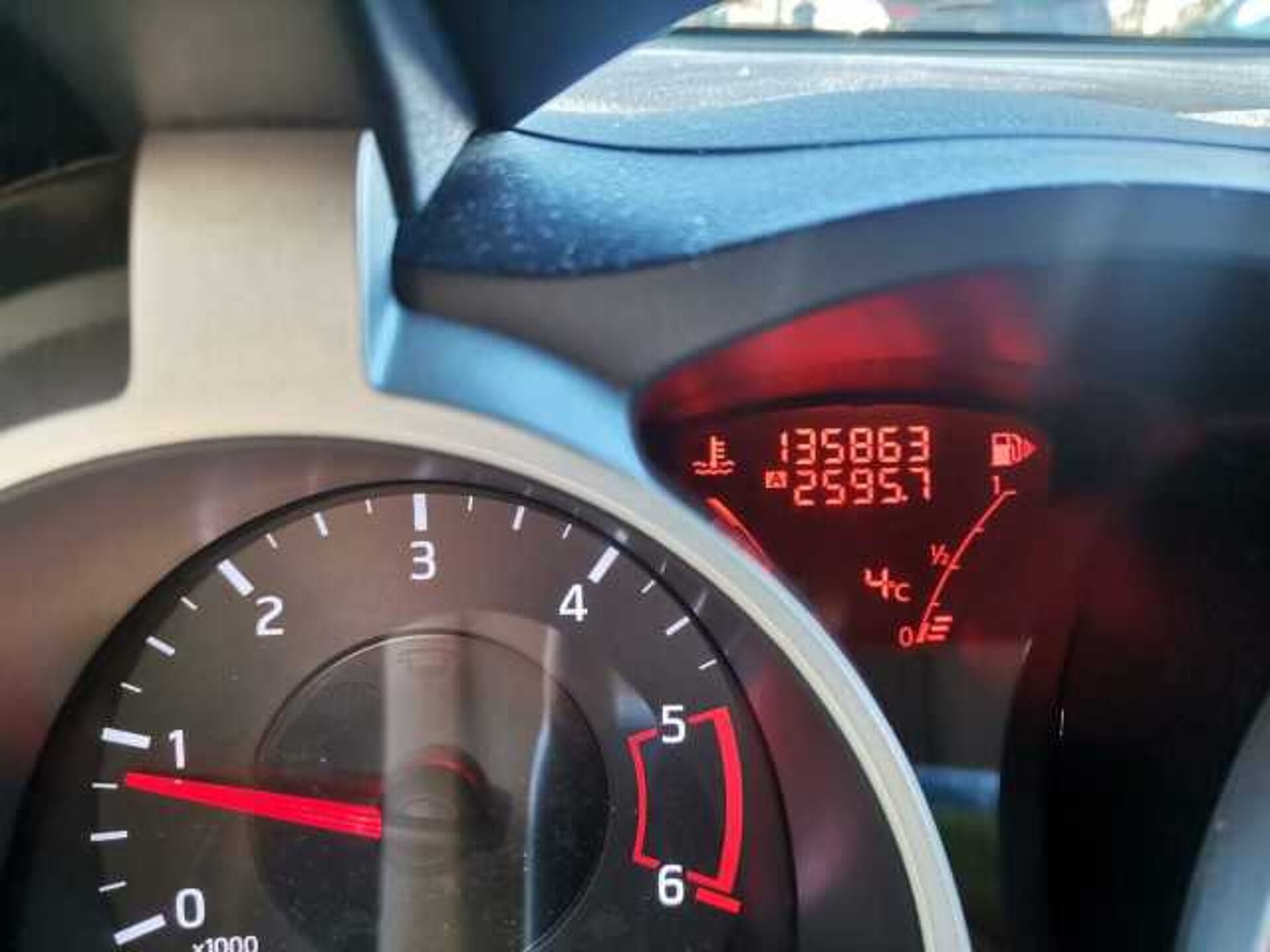 Nissan Juke 1.5l - Grigio scuro